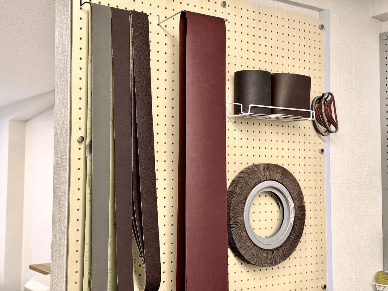 大阪オフィス ショールーム内のクロス製品各種。ベルト型、ホイール型は特に重研削現場で多くお使いいただいています。