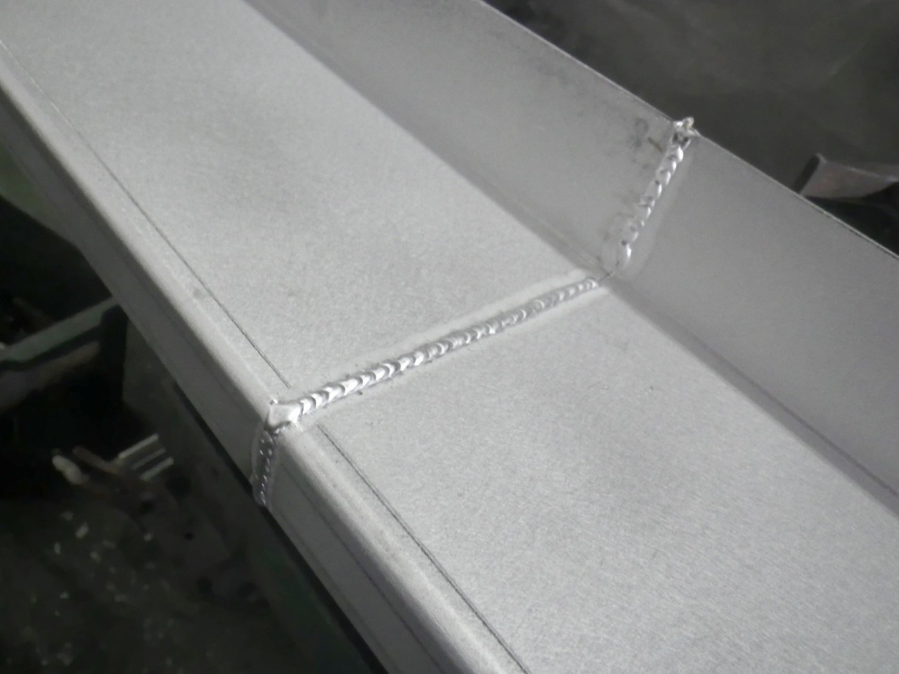 溶接後には溶接痕を除去します