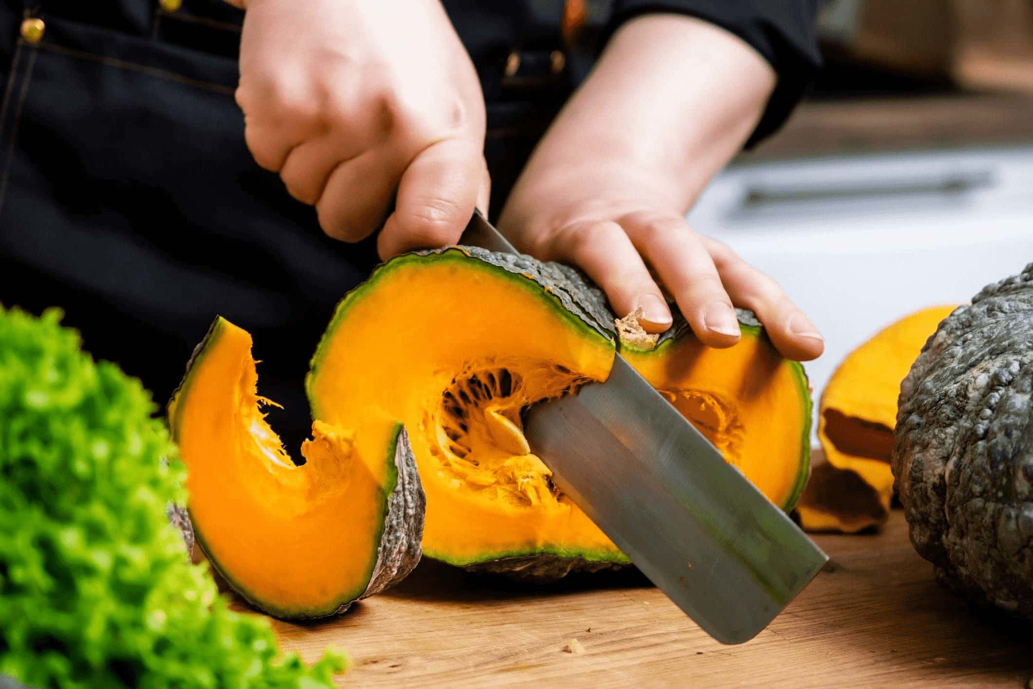 野菜を包丁で切る