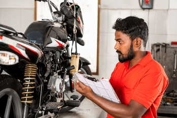 中古バイクを査定する外国人