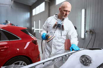 研磨後の肌を確認するオペレーター