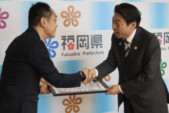 贈呈式で表彰状を受け取るマイポックスの渡邉社長