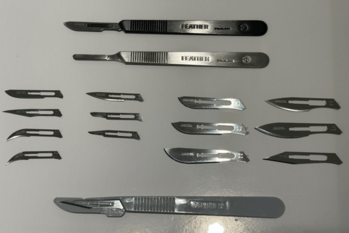 医療用メスの替刃とハンドル