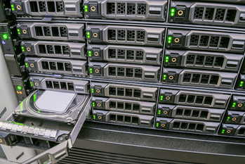 多くのディスク ドライブは、データ センターのコンピュータ機器にあります。