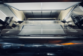 Roll to Roll 方式の塗工機がPETフィルムを走らせ乾燥炉に入っていく画像