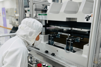 ダイカット機を調整するオペレーター