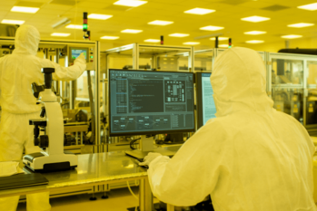 クリーンルーム内のイエロー環境での作業風景