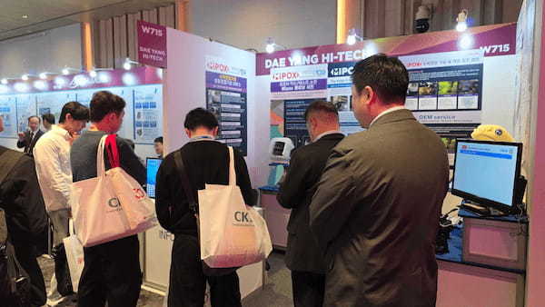 初日の展示ブース来場者