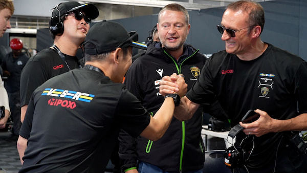 熱い握手を交わすマイポックス代表取締役社長 渡邉淳（左）とVSRチーム代表 ヴィンチェンツォ・ソスピリ氏（右）