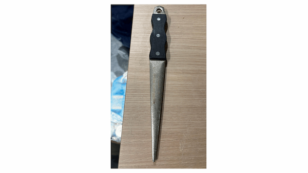 メラミン化粧板のバリ取り作業はダイヤ砥粒がついたテーパー状のやすりが使われる