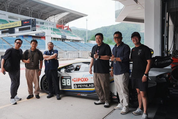VSRチーム98号車を囲んで、韓国代理店の皆様と記念撮影（右端：VSRチームマネージャー・根本様）