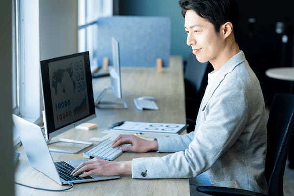 お客様へ資料を作る営業マン