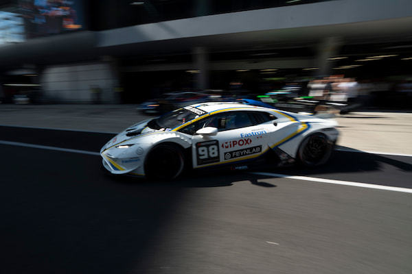 98号車がガレージからレースへ出ていく