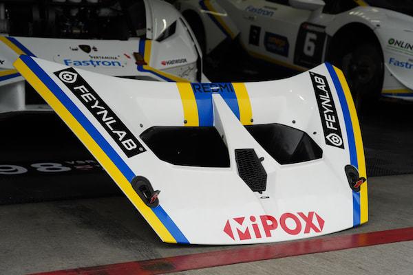 メンテナンス中の98号車のボンネット。中央に輝くMiPOXロゴが、パートナーシップの証