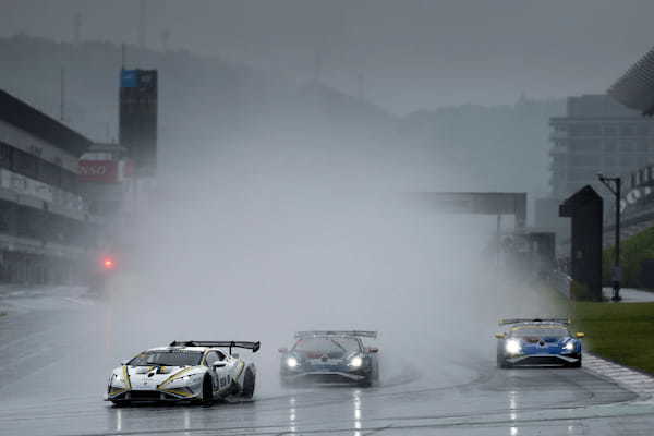 雨天の中の6号車レース風景