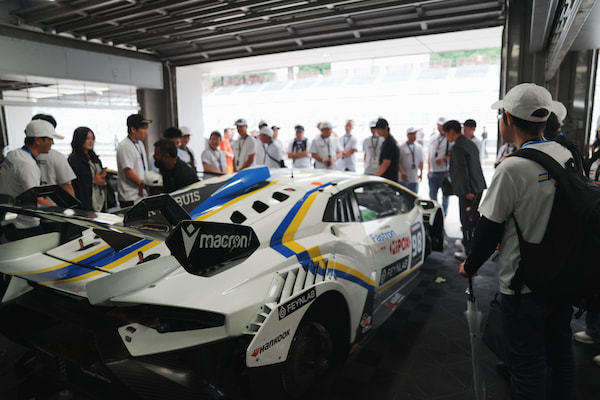 Race1の前にVSRピットを見学するゲスト達