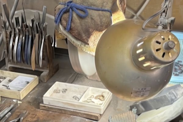研磨作業を行う作業台と工具