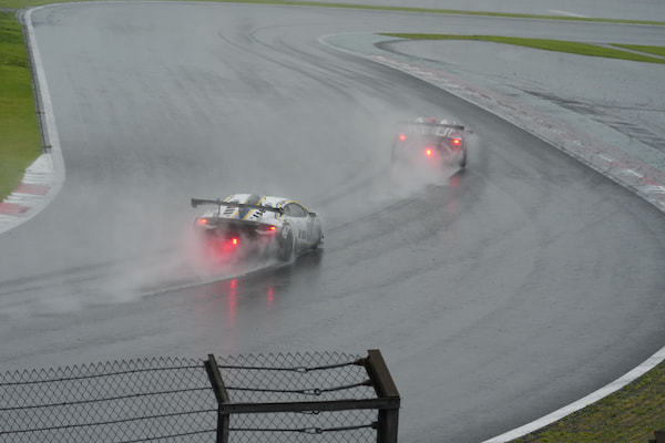雨天の中のレース