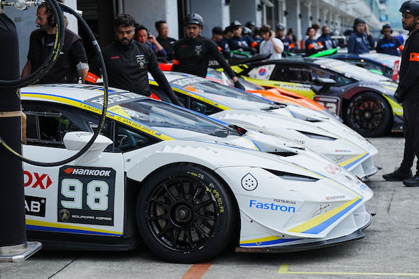 アジア各国のチームカラーが並ぶピットレーン。VSRの98号車（手前）とライバル車が、レース開始を待つ