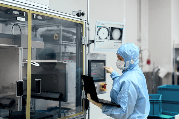 クリーニングシートとウェーハの貼り合わせ機作業風景