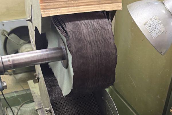 仕上げ（ツヤ出し）工程で使用される布バフの研磨機