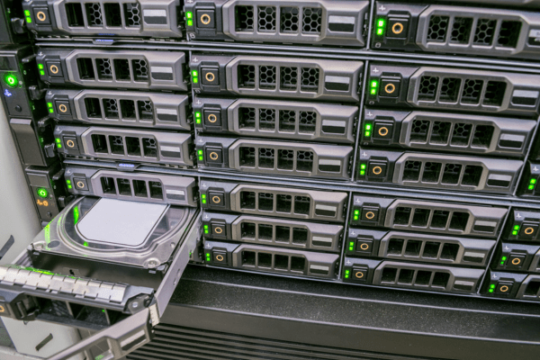 多くのディスク ドライブは、データ センターのコンピュータ機器にあります。