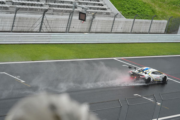 ウェットタイヤが水を排出しながら、98号車は雨のサーキットを疾走する。深い溝が路面と車体をつなぎ続ける