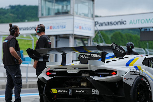 レース前のひととき。富士スピードウェイの澄んだ空気の中で、98号車はエンジンの咆哮を静かに待つ