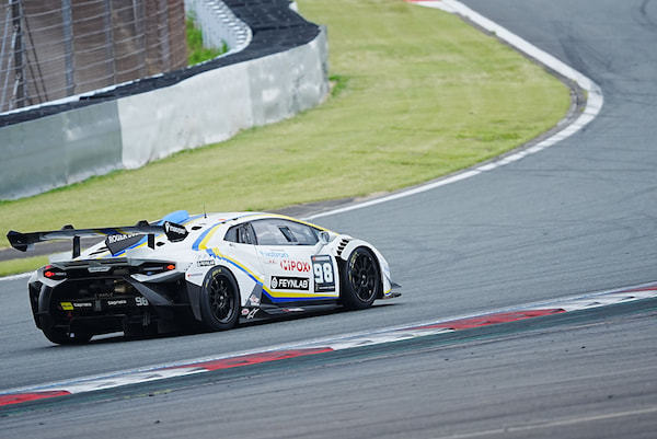 富士スピードウェイのテクニカルなコーナーを、V10サウンドを響かせながら駆け抜ける98号車