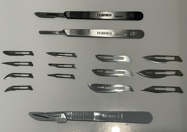 医療用メスの替刃とハンドル