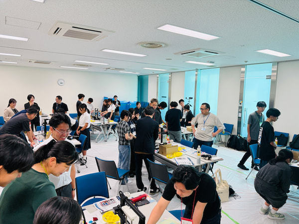6チームそれぞれが、それぞれの仮説を持って動き続けた2日間。会場中に満ちた熱量が、このプログラムの本質を物語っています。