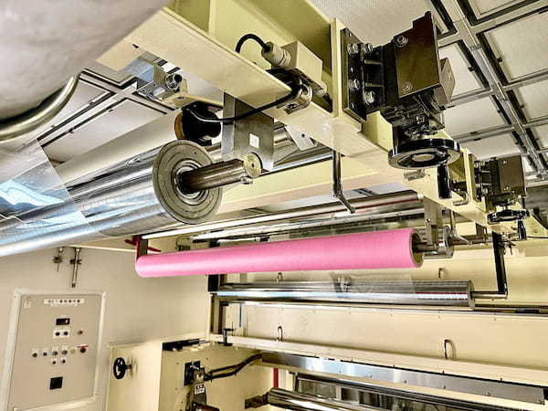 塗工機にはそれぞれの機能を持った多数のロールが存在する