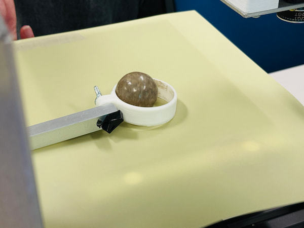 電源を入れる前に、手動で台座を動かしてどろだんごの動きを確認。地道な分析がブレイクスルーを生みます。