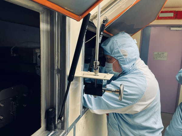 乾燥炉内を清掃するオペレーター