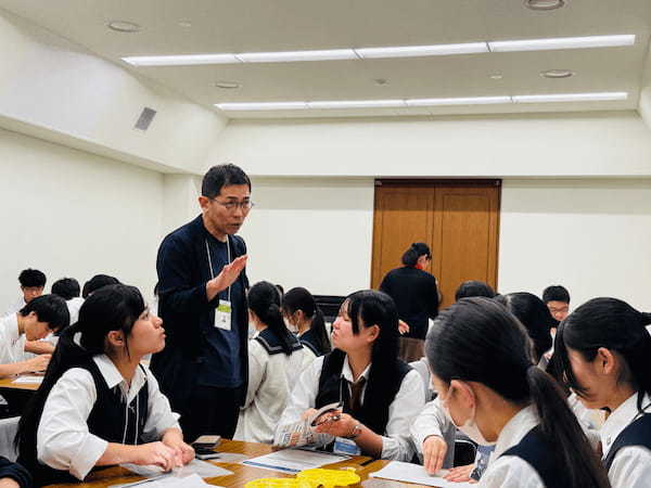 ワークショップを通じて交流する参加者達