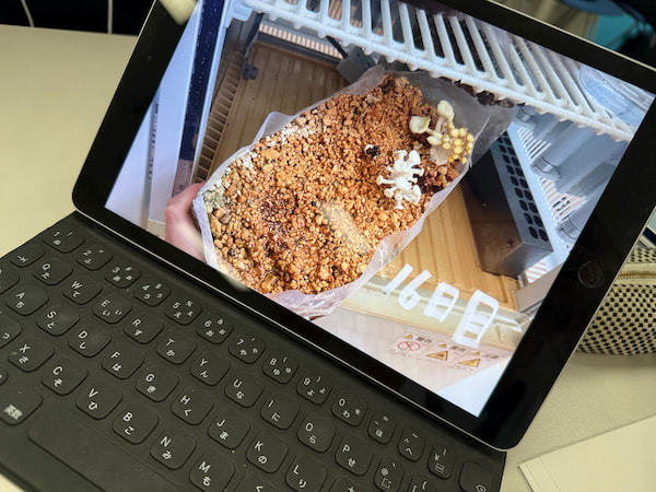 タブレットの画面には、高校生が取り組んできたキノコ研究の記録が。実際のデータを見せながら、研究内容を紹介してくれました。