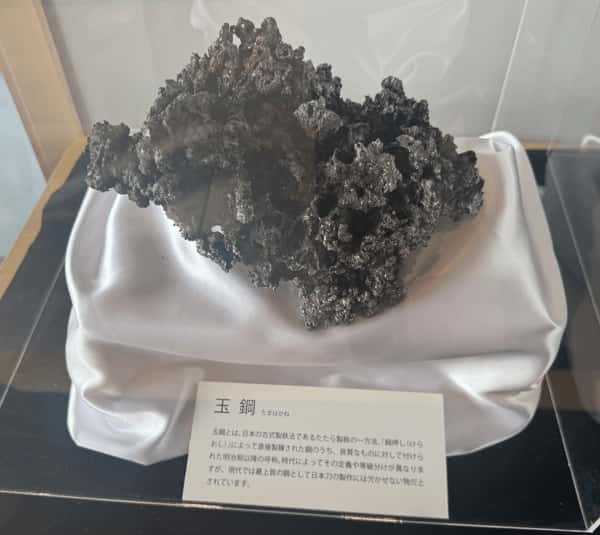 玉鋼。伝統的な日本刀づくりに使われる日本独自の鋼材。