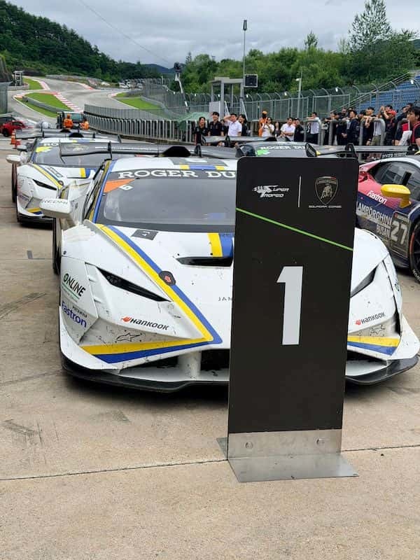 決勝レース1位を示すポジションマーカーとともに並ぶVSRのマシン
