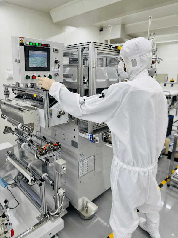 ダイカット機のパネルを設定するオペレーター