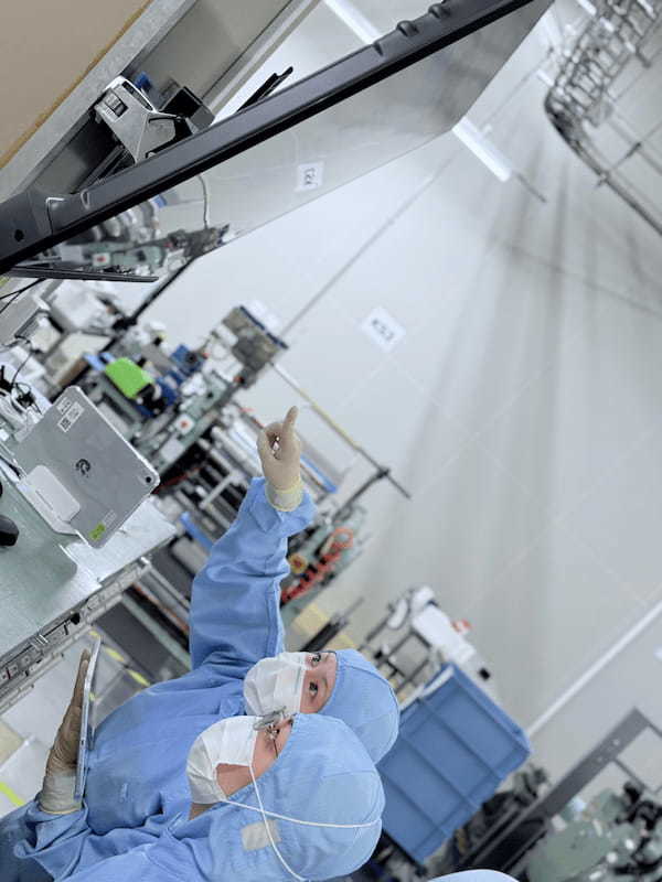 CR内でコミュニケーションをとるオペレーター