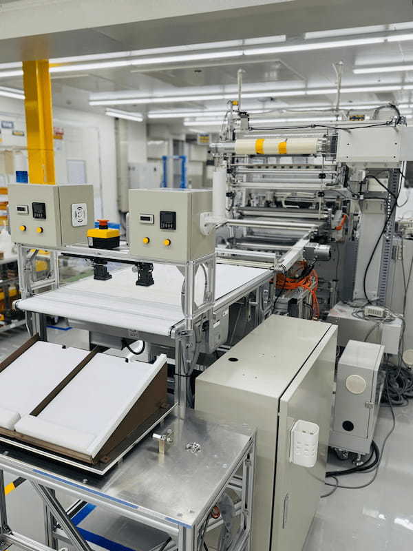 ダイカット後の搬送コンベヤー画像