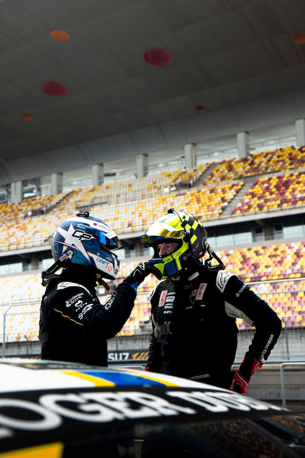 息の合った走りで98号車を勝利へ導くクリス選手（左）とトッド選手（右）。レース前の入念な打ち合わせ