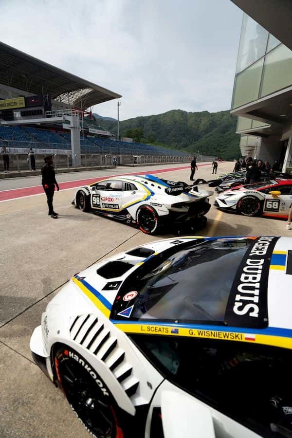 ガレージからレースへ出ていく車達