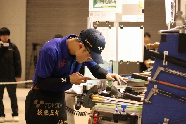 ・全国大会でやすり仕上げを行う木村選手 ※第62回技能五輪全国大会金メダリスト