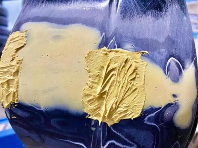 塗膜の下地処理でパテが使われており研磨する必要があります